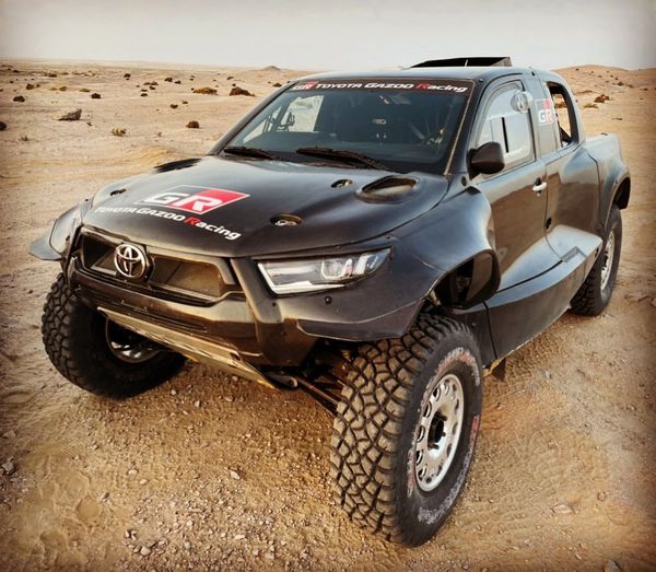 The stunning 2022 Dakar bakkie with its Wallace Race Composite carbon and composite bodywork.